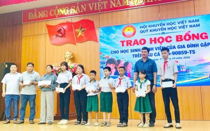Các học sinh, sinh viên được nhận học bổng là con của các thuyền viên tàu cá QNa-90859-TS gặp nạn trên biển tháng 9/2026. 