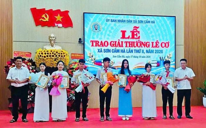 Các học sinh được nhận giải thưởng Lê Cơ tại xã Sơn Cẩm Hà lần thứ 2, năm 2026. 