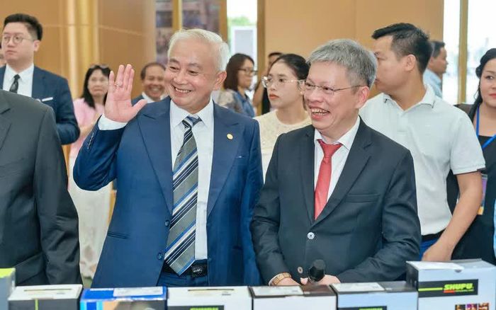 Các đại biểu thực hiện nghi thức khai mạc và tham quan triển lãm