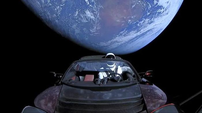Hình ảnh Starman ngồi trong chiếc Tesla Roadster (nhìn từ camera bên trái) và hình ảnh Starman trong chiếc Tesla (nhìn từ camera phía trước). Nguồn: SpaceX