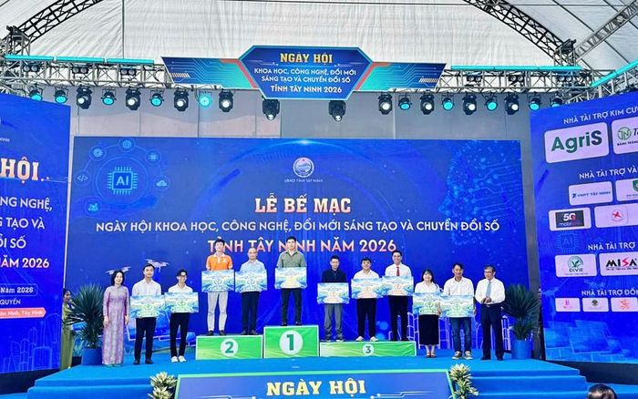 Thầy giáo Trần văn Nguyên (thứ 4 từ phải qua, nhận giải Ba hội thi “Khởi nghiệp đổi mới sáng tạo 2026” do Sở Khoa học và công nghệ Tây Ninh tổ chức.
