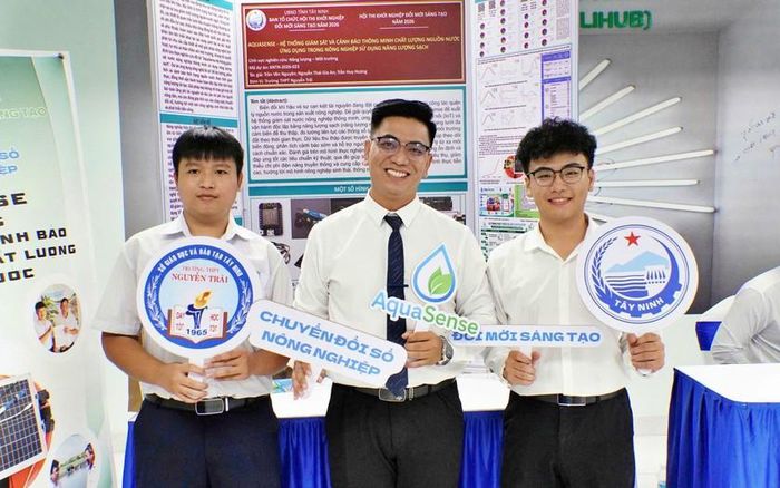 Thầy giáo Trần Văn Nguyên hướng dẫn 2 học sinh Nguyễn Thái Gia An và Trần Huy Hoàng nghiên cứu dự án “AquaSense - Hệ thống giám sát và cảnh báo thông minh chất lượng nguồn nước ứng dụng trong nông nghiệp sử dụng năng lượng sạch” và nhận giải Ba.