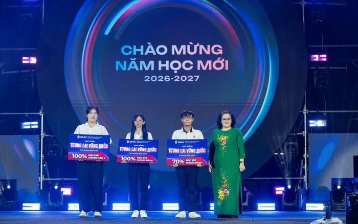 Trường Đại học Hùng Vương trao học bổng tương lai vững chắc cho sinh viên.