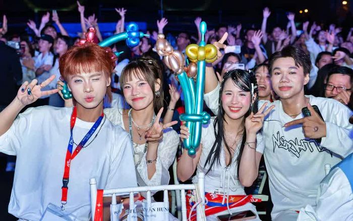 Hàng ngàn sinh viên DHV dtham dự đêm nhạc chào mừng năm học mới 2026-2027.