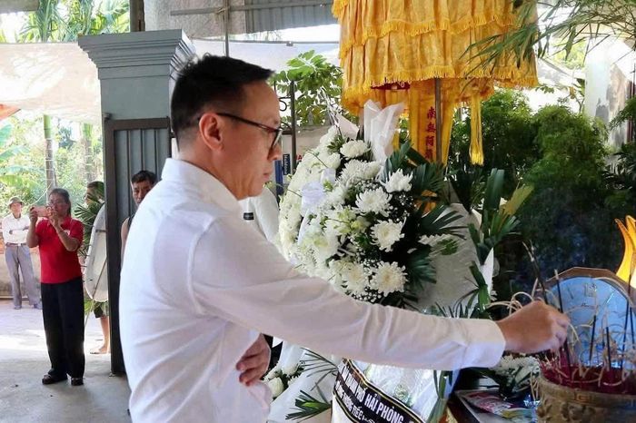Ông Đào Trọng Đức (Ủy viên Ban Thường vụ Thành ủy, Phó Chủ tịch UBND thành phố Hải Phòng) đã đến thăm hỏi, động viên và thắp hương chia buồn với gia đình cháu N.M.T. (sinh năm 2020, học sinh lớp 1A6, Trường Tiểu học An Dương, phường An Dương)