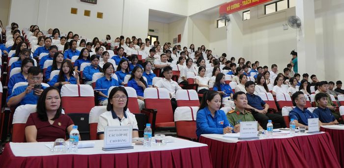 Các đại biểu dự chương trình.