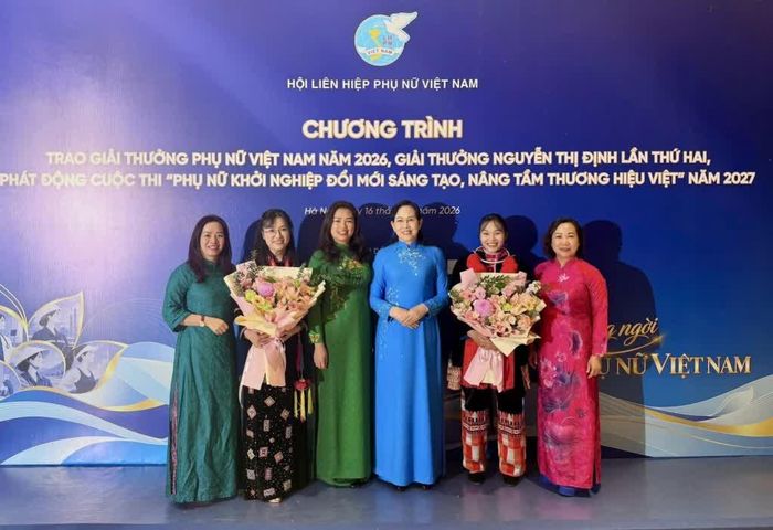 Phó Chủ tịch UBND tỉnh Hà Nhật Lệ, lãnh đạo Hội Liên hiệp Phụ nữ Việt Nam, Hội Liên hiệp Phụ nữ tỉnh tặng hoa chúc mừng 2 cá nhân của tỉnh Cao Bằng được nhận Giải thưởng Phụ nữ Việt Nam 2026.