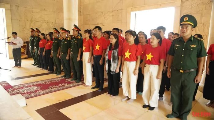 Các học viên dâng hương tại Đền thờ Chủ tịch Hồ Chí Minh.