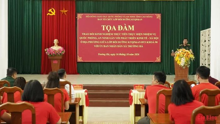 Lãnh đạo Bộ Chỉ huy Quân sự tỉnh phát biểu tại buổi tọa đàm, trao đổi kinh nghiệm quốc phòng, an ninh tại xã Trường Hà.