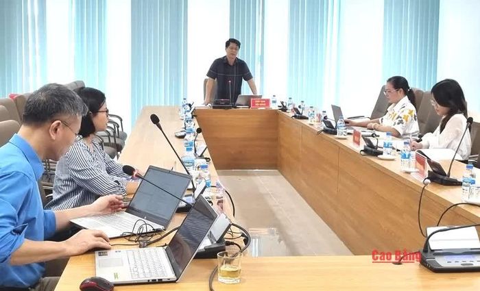 Phó Giám đốc Sở Khoa học và Công nghệ Nông Thành Thân phát biểu tại cuộc họp.