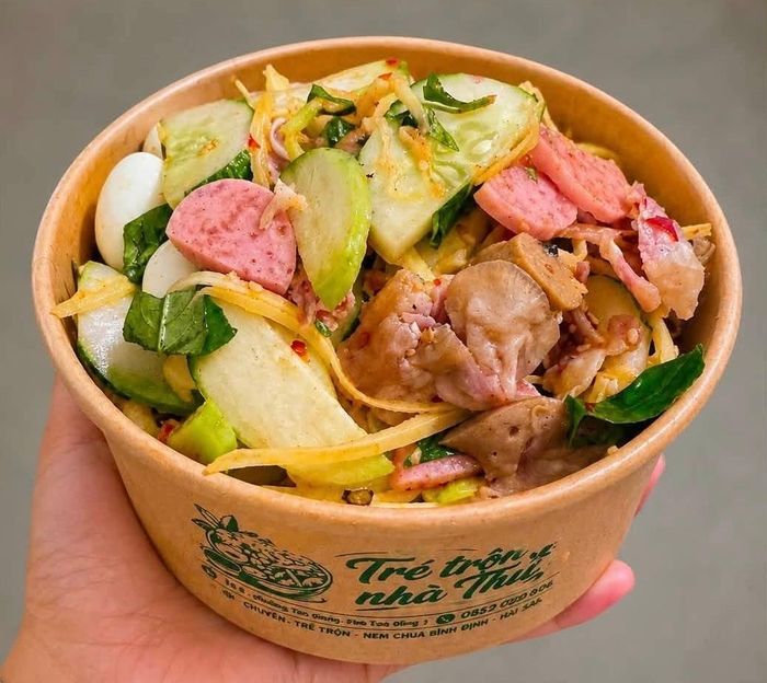 Tré được trộn cùng nem, chả bò, xoài, cóc, rau răm và các loại gia vị, tạo nên món tré trộn đậm đà, chua cay hấp dẫn.