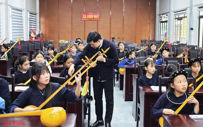 Lớp truyền dạy hát Then, đàn tính tại xã Vinh Quý.