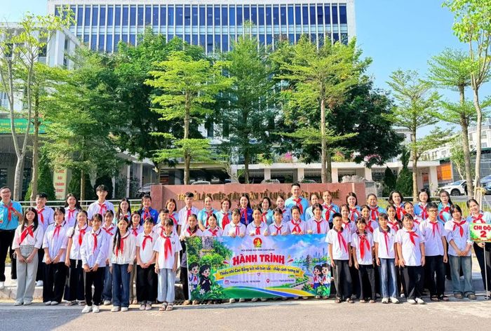 Đoàn đại biểu tham gia hành trình “Thiếu nhi Cao Bằng kết nối bản sắc - Chắp cánh tương lai”.