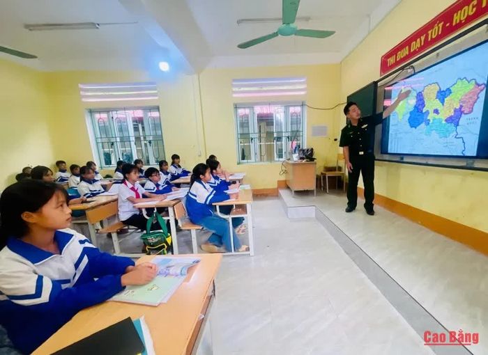 Cán bộ, chiến sĩ Đồn Biên phòng Xuân Trường tuyên truyền, phổ biến pháp luật cho học sinh trên địa bàn xã Xuân Trường.
