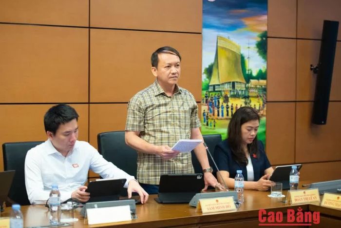 Đại biểu Sầm Minh Hồ, Phó Giám đốc Công an tỉnh phát biểu thảo luận tại tổ.