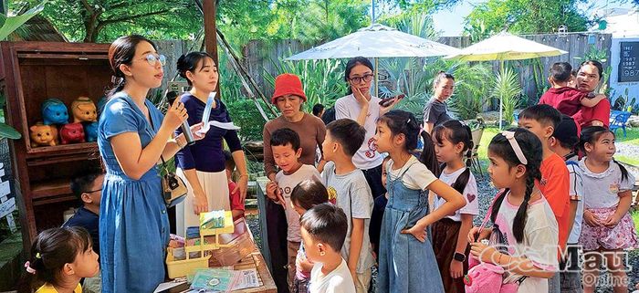 Trước khi phiên chợ bắt đầu, các “thương nhân nhí” và khách hàng sẽ đến “ngân hàng” đổi tiền Chido - tiền lưu hành trong phiên chợ.
