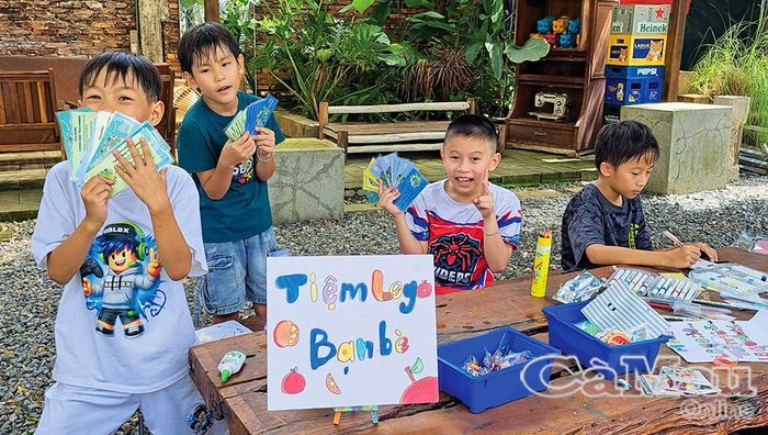Nhóm “thương nhân nhí” hào hứng với thu nhập trong phiên chợ.