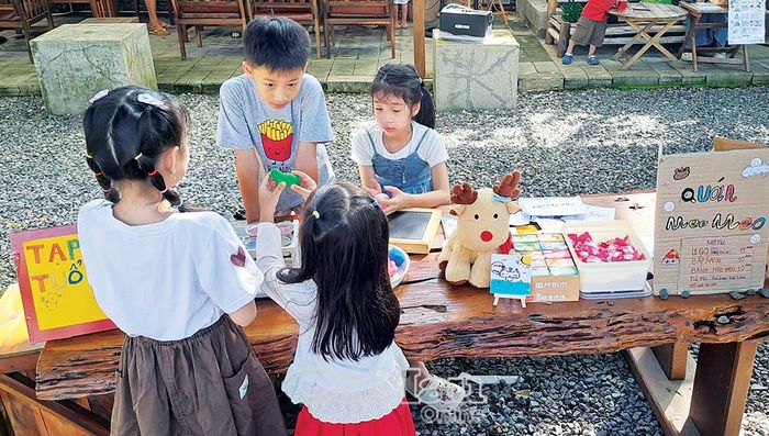 Các “giao dịch” có thể là mua bán hoặc trao đổi sản phẩm.