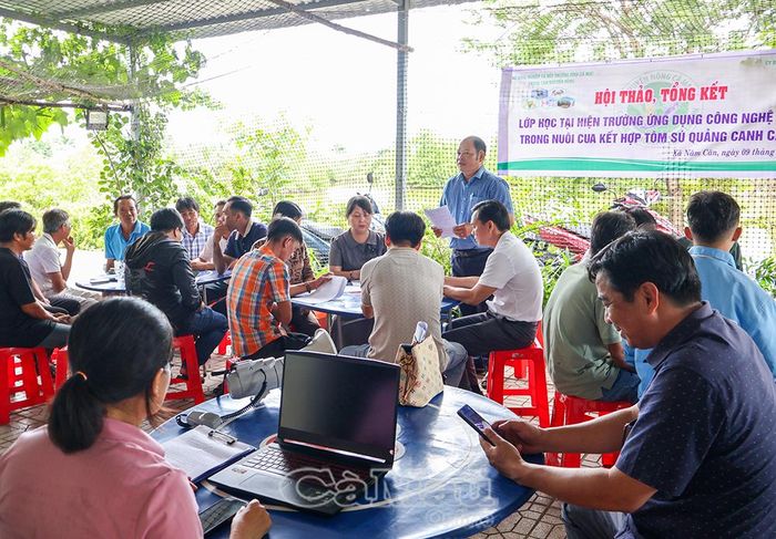 Cán bộ khuyến nông và nông dân tham gia tổng kết, đánh giá kết quả lớp học hiện trường nuôi tôm sú kết hợp cua tại xã Năm Căn.