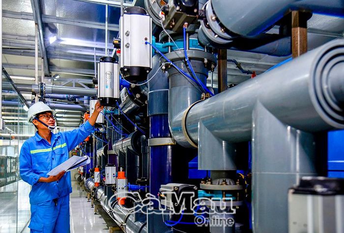 Kỹ sư kiểm tra hệ thống xử lý nước phục vụ nuôi tôm công nghiệp tại Công ty Cổ phần Việt - Úc Bạc Liêu.