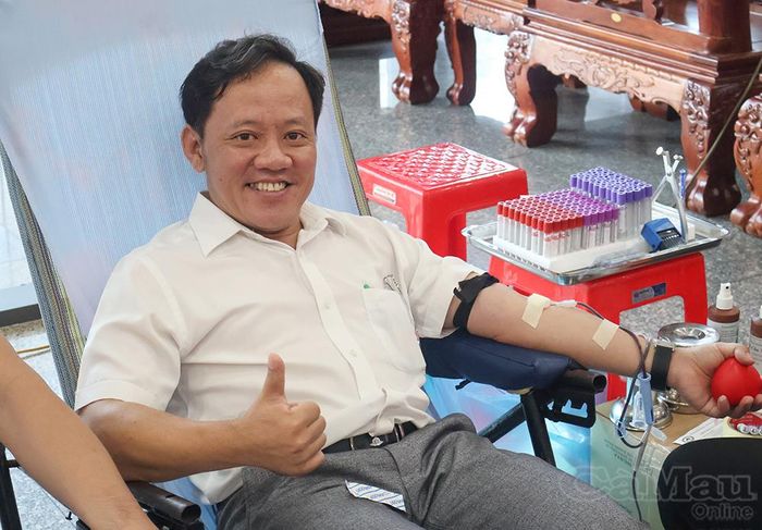 Tinh thần phấn khởi của các cán bộ, công chức, viên chức khi tham gia hoạt động hiến máu tình nguyện ý nghĩa.