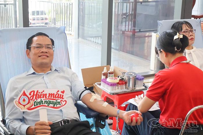 Phó Chủ tịch UBND tỉnh Ngô Vũ Thăng tham gia hiến máu.