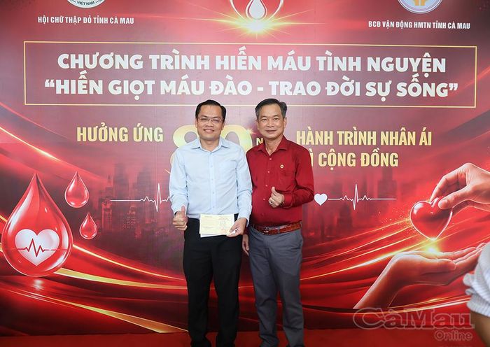 Phó Chủ tịch UBND tỉnh Ngô Vũ Thăng (bên trái) và Phó Chủ tịch Uỷ ban MTTQ Việt Nam tỉnh Cà Mau, Chủ tịch Hội Chữ thập đỏ tỉnh Nguyễn Văn Khởi tham dự chương trình hiến máu sáng 17/10.