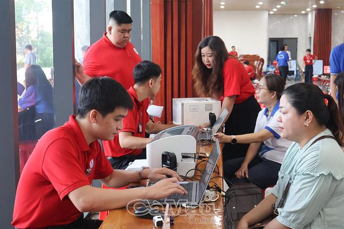 Khu vực đăng ký thông tin được Ban tổ chức sắp xếp chu đáo, khoa học.
