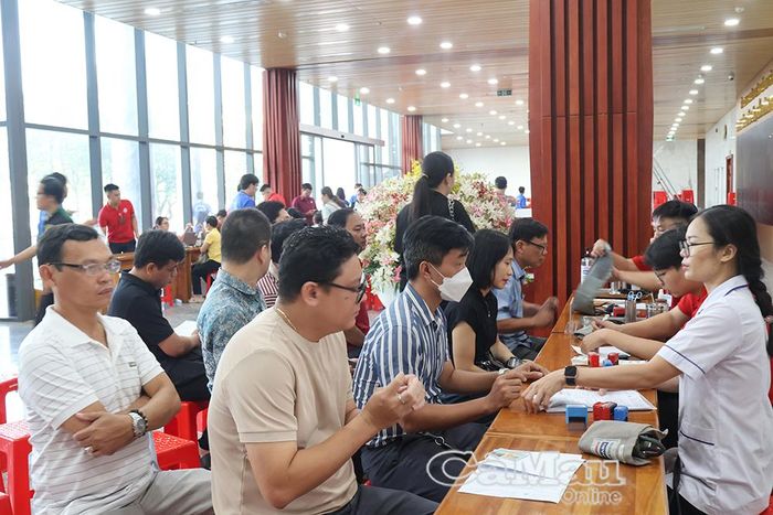 Đông đảo cán bộ, công chức, viên chức tham gia, kiểm tra sức khoẻ trước khi hiến máu.