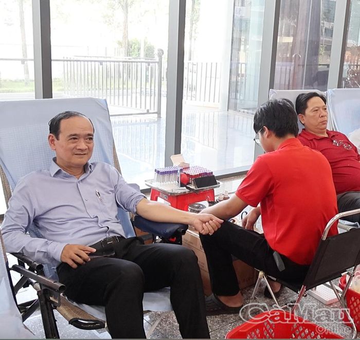 Phó Giám đốc Sở Văn hoá, Thể thao và Du lịch Từ Hoàng Ân tham gia hiến máu.