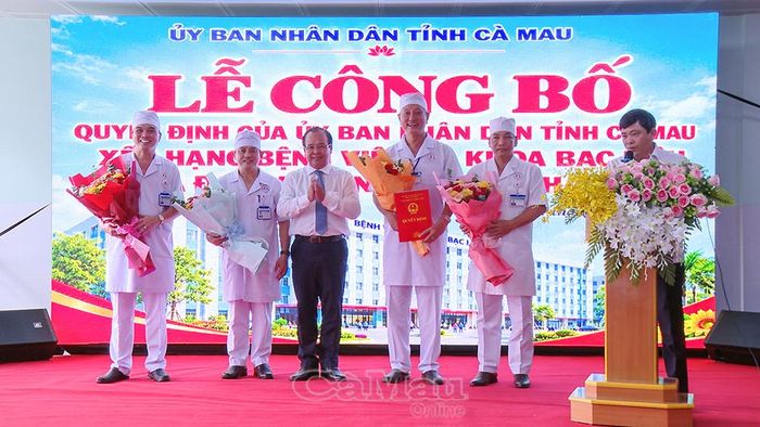 Phó Chủ tịch UBND tỉnh Nguyễn Minh Luân trao Quyết định của UBND tỉnh công nhận bệnh viện hạng I cho lãnh đạo Bệnh viện Đa khoa Bạc Liêu
