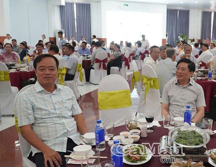 Phó Bí thư Thường trực Tỉnh uỷ Đặng Văn Dũng (bên phải) và Phó Bí thư Tỉnh uỷ Huỳnh Quốc Việt dự buổi họp mặt.