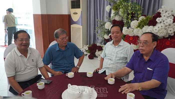 Các đồng chí lãnh đạo tỉnh, nguyên lãnh đạo tỉnh gặp gỡ, trao đổi tại buổi họp mặt.