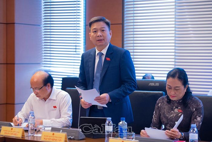 Đại biểu Nguyễn Bình Tân, Uỷ viên Ban Thường vụ Tỉnh uỷ, Phó Trưởng đoàn chuyên trách Đoàn đại biểu Quốc hội tỉnh Cà Mau, Uỷ viên Uỷ ban Khoa học, Công nghệ và Môi trường của Quốc hội, đề nghị hoàn thiện cơ chế tài chính cho dịch vụ bưu chính phổ cập và tăng cường bảo vệ dữ liệu cá nhân.