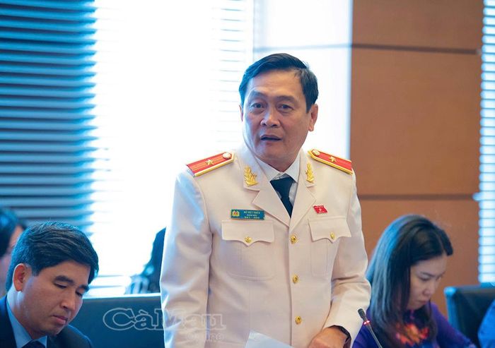 Thiếu tướng Hồ Việt Triều, Uỷ viên Ban Thường vụ Tỉnh uỷ, Giám đốc Công an tỉnh Cà Mau, Uỷ viên Uỷ ban Quốc phòng, An ninh và Đối ngoại của Quốc hội, đề xuất bổ sung quy định về tuyển dụng, quản lý nhân viên và cơ chế tạm dừng bưu gửi để bảo đảm an ninh, an toàn bưu chính.