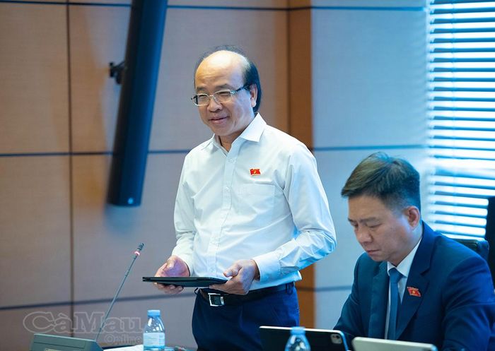 Đại biểu Phan Chí Hiếu, Uỷ viên Uỷ ban Thường vụ Quốc hội, Chủ nhiệm Uỷ ban Pháp luật và Tư pháp của Quốc hội, góp ý hoàn thiện các quy định về quản lý nhà nước, giải quyết khiếu nại, bồi thường thiệt hại và điều khoản chuyển tiếp trong Dự án Luật Bưu chính (sửa đổi).