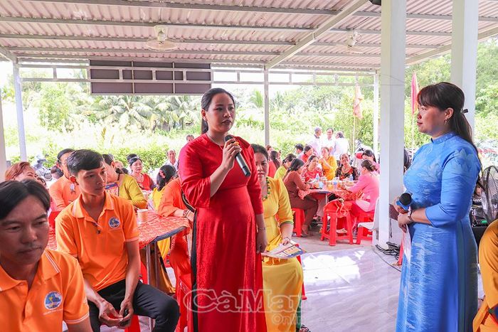 Hội viên phụ nữ tích cực trao đổi, tương tác, chia sẻ kiến thức tại buổi tuyên truyền.