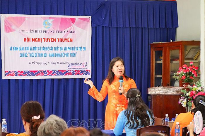  Bà Lữ Thị Anh Thư, Trưởng bộ phận Tuyên giáo - Chính sách, luật pháp, Hội Liên hiệp Phụ nữ tỉnh Cà Mau, tuyên truyền kiến thức phòng ngừa bạo lực, xâm hại trẻ em, nâng cao trách nhiệm bảo vệ trẻ em từ gia đình và cộng đồng.