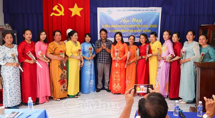 Ông Võ Minh Trí, Chủ tịch Uỷ ban MTTQ Việt Nam Xã Hồ Thị Kỷ, tặng hoa chúc mừng hội viên phụ nữ nhân Ngày Phụ nữ Việt Nam 20/10.