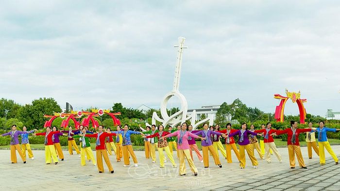 Các thành viên CLB phần lớn là cán bộ hưu trí, cùng nhau rèn luyện sức khoẻ và tích cực tham gia các hoạt động xã hội.
