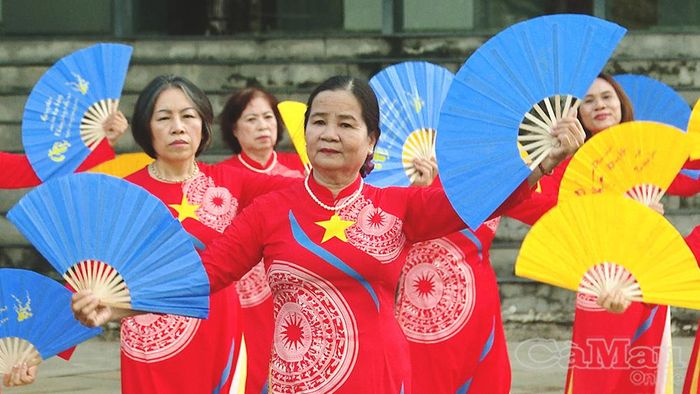 Bà Phạm Thị Liễu, Chủ nhiệm CLB Dân vũ thể thao phường Bạc Liêu (giữa), tập luyện cùng các thành viên.
