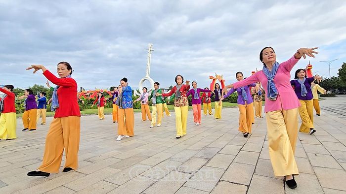 Thành viên CLB Dân vũ thể thao phường Bạc Liêu rực rỡ trong trang phục áo bà ba, khăn rằn, tập luyện tại Quảng trường Hùng Vương.