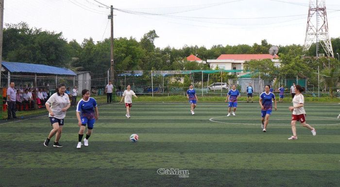 Hai đội bóng nữ Sở Nông nghiệp và Môi trường và nữ liên quân cơ quan xã Đất Mũi giao lưu bóng đá.