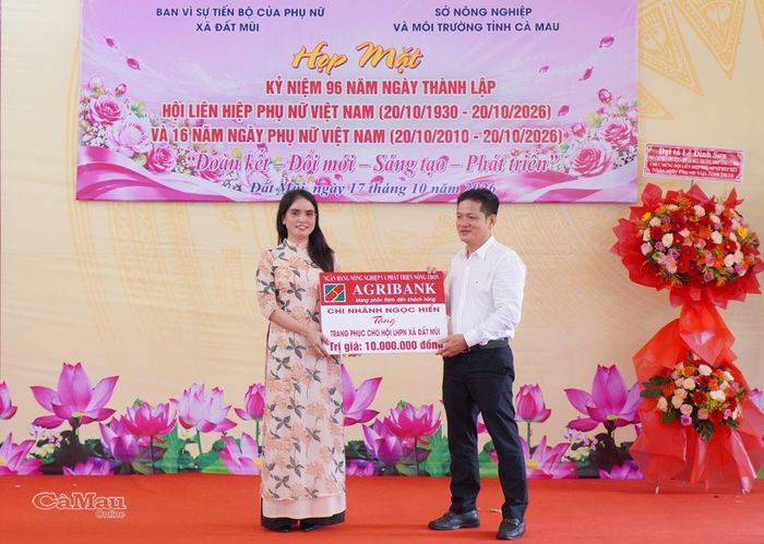 Ngân hàng Agribank Chi nhánh Ngọc Hiển hỗ trợ phụ nữ xã Đất Mũi 10 triệu đồng may trang phục.