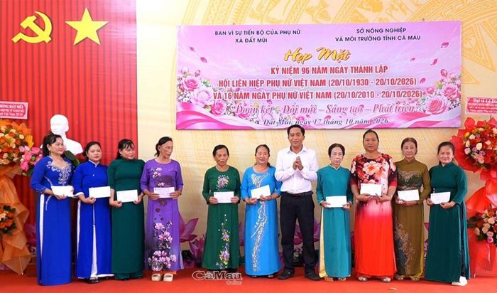 Ông Kiều Minh Tiếng, Bí thư Đảng uỷ, Chủ tịch HĐND xã Đất Mũi, tặng quà hội viên, phụ nữ có hoàn cảnh khó khăn.