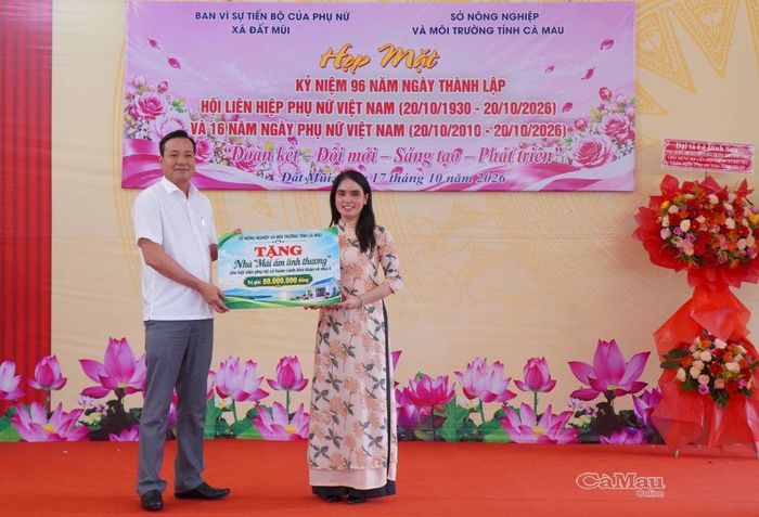 Sở Nông nghiệp và Môi trường vận động, hỗ trợ 80 triệu đồng xây dựng nhà Mái ấm tình thương cho hội viên phụ nữ xã Đất Mũi có hoàn cảnh khó khăn về nhà ở