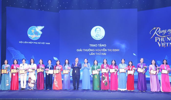 Ban Tổ chức trao giải cho các cá nhân tiêu biểu. Ảnh: Hội LHPN Việt Nam