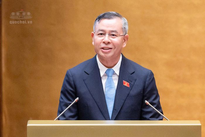 Bộ trưởng Bộ Tài chính Ngô Văn Tuấn trình bày Tờ trình về Dự án Luật sửa đổi, bổ sung một số điều của Luật Kế toán, Luật Kiểm toán độc lập. Ảnh: quochoi.vn