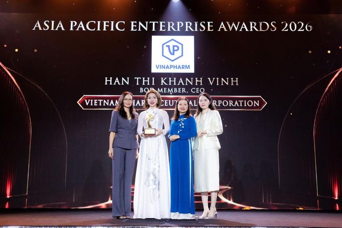 Bà Hàn Thị Khánh Vinh - Thành viên HĐQT, Tổng Giám đốc Vinapharm chụp ảnh lưu niệm cùng cán bộ, chuyên viên