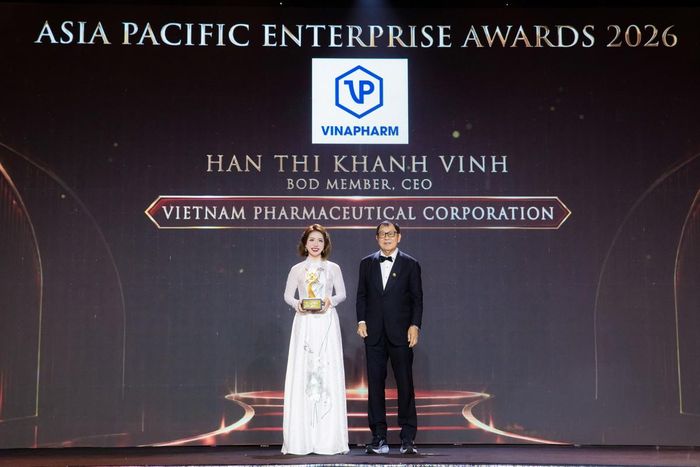 Bà Hàn Thị Khánh Vinh - Thành viên HĐQT, Tổng Giám đốc Vinapharm vinh dự nhận Cúp vàng Doanh nhân xuất sắc châu Á (APEA) 2026 từ Tiến sĩ Fong Chan Onn, Chủ tịch Hiệp hội Doanh nghiệp châu Á (Enterprise Asia)